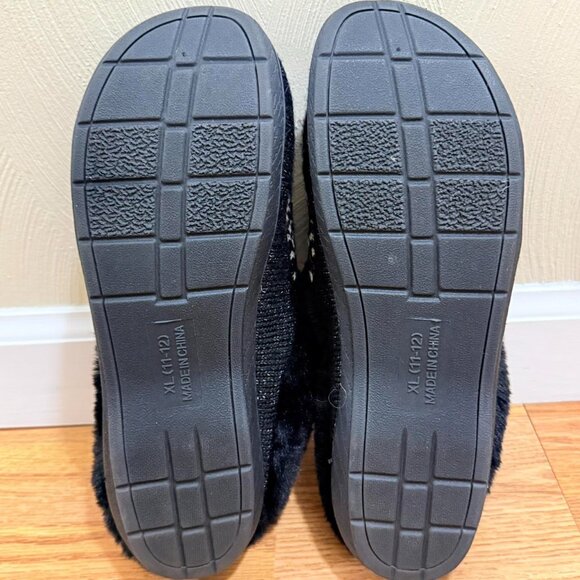 Old Navy Women's Black and White Slippers - Picture 8 of 8